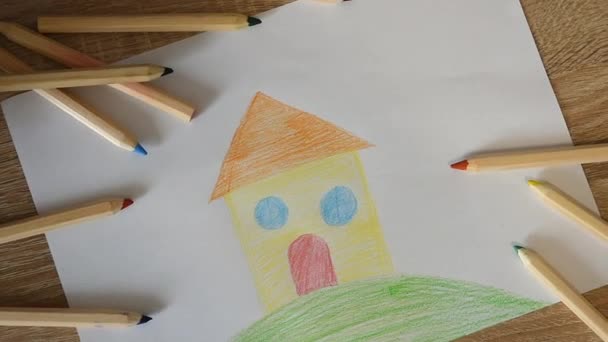 Dibujo Infantil Una Casa Lápices Colores Sobre Mesa — Vídeo de stock