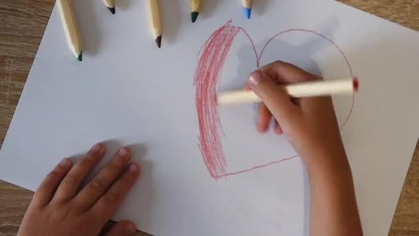 Kleines Mädchen Zeichnet Papier Auf Dem Fußboden Drinnen Kind Von — Stockvideo