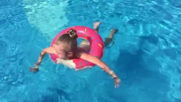 Niño Piscina Una Niña Está Nadando Piscina — Vídeo de stock