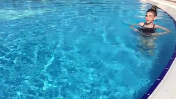 年轻女孩在室内游泳池 慢动作 — 图库视频影像