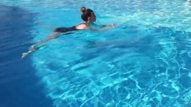 Young Girl Indoor Swimming Pool Slow Motion — Stock Video