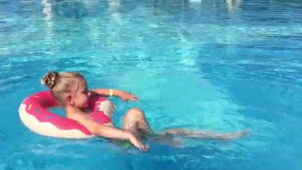 Bambino Piscina Una Bambina Sta Nuotando Piscina — Video Stock