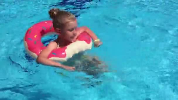 Niño Piscina Una Niña Está Nadando Piscina — Vídeo de stock