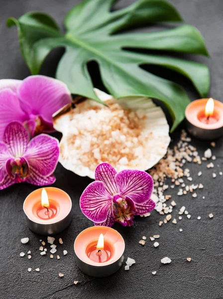 Ingredientes naturales de spa con flores de orquídea — Foto de Stock