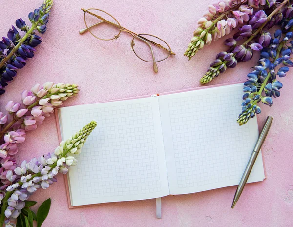 Lupine çiçekleri ile mockup dizüstü bilgisayar