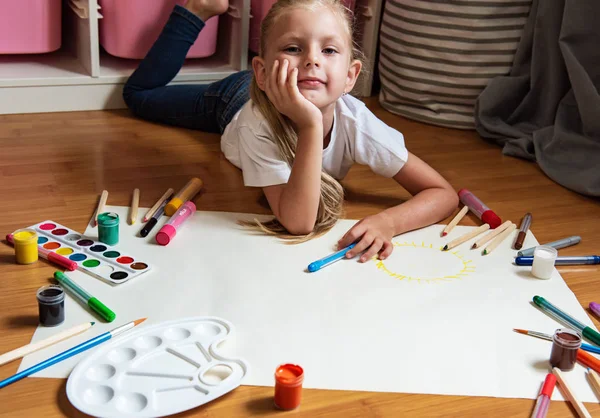 Klein meisje tekenen in papier — Stockfoto