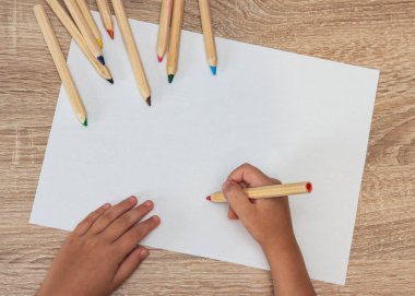 Küçük kız kağıt çizim