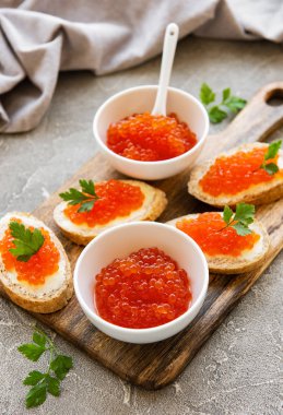Kase ve sandviç kırmızı havyar