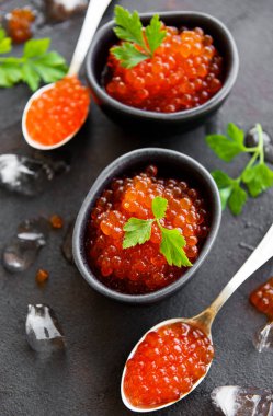 Siyah arkaplanda kırmızı havyar