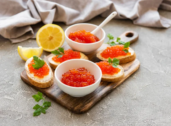 Caviar rojo en tazón y sándwiches — Foto de Stock