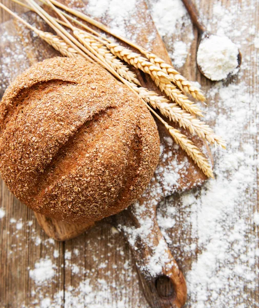 Buğday kulakları ve un ile ekmek