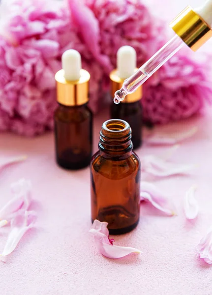 Aromaterapi esansiyel yağlar ve pembe şakayık