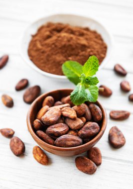 Kakao tozu ve fasulye ile kase