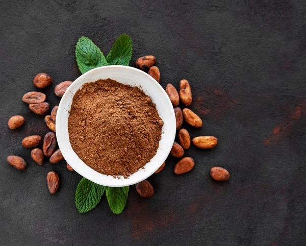 Cuenco con cacao en polvo y frijoles — Foto de Stock