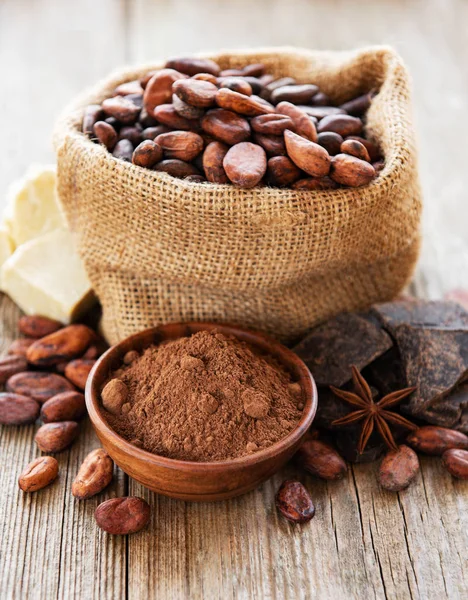 Frijoles de cacao y chocolate en la bolsa — Foto de Stock