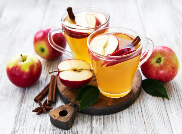 Sidra de manzana con palitos de canela — Foto de Stock