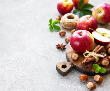 Taze elma, fındık ve tarçın
