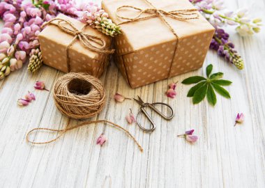 Lupine çiçekler ve hediye kutuları