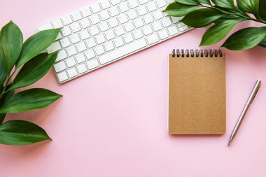 Ofis masası çalışma alanı