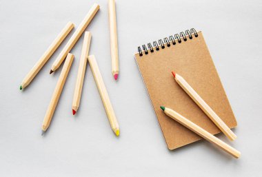 Defter ve kalemleri geri dönüştürün