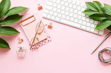 Ofis masası çalışma alanı