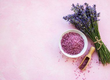 lavanta çiçekleri ve doğal deniz tuzu ile düz yatıyordu kompozisyon