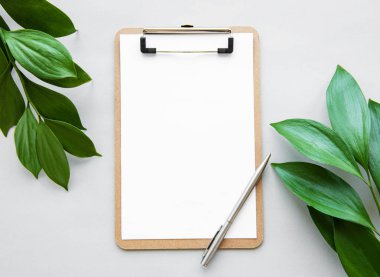 Pano ve yeşil yapraklar