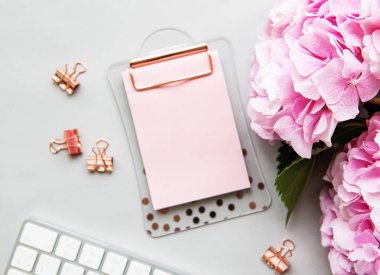 Ofis masası çalışma alanı