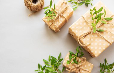 zanaat kutuları ve yeşil dallar