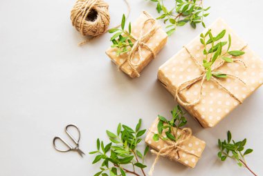 zanaat kutuları ve yeşil dallar