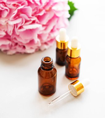 Pembe ortanca ve masaj yağı