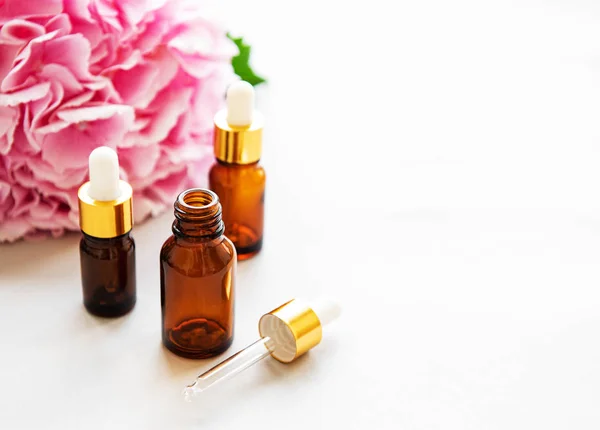 Hortensia rosa y aceite de masaje —  Fotos de Stock