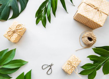 Zanaat kutuları ve yeşil yaprakları