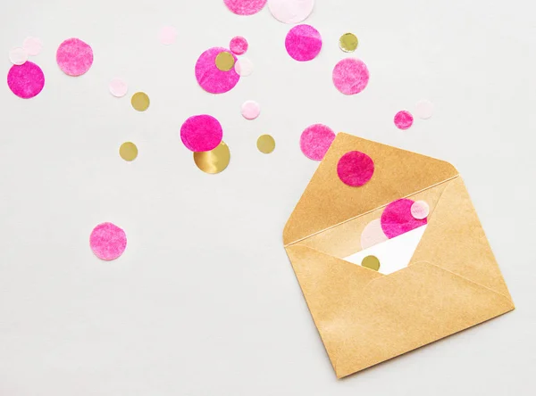 Envelop, blanco kaart en confetti — Stockfoto