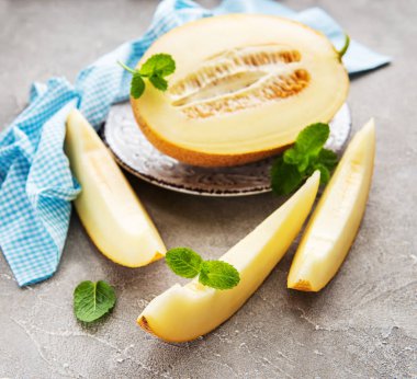 Kavun bir beton zemin üzerine plaka