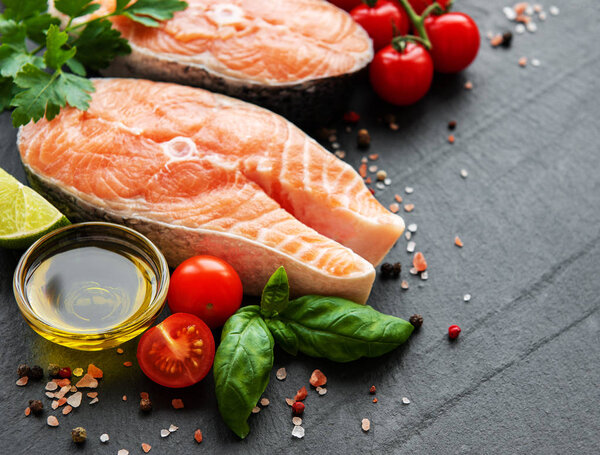 Стейки из сырого лосося
