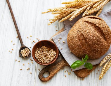Eski beyaz ahşap masaüzerinde ekmek
