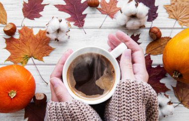 Elini sıcak kahveye koy.