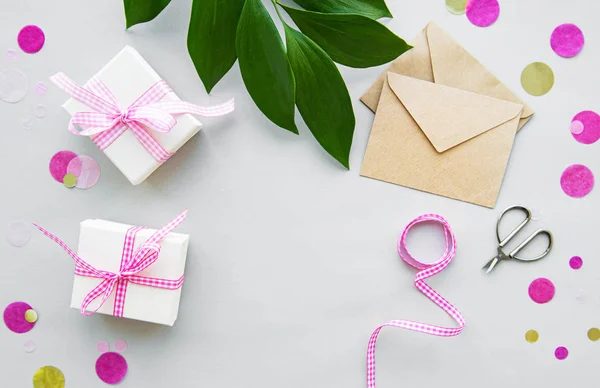 Cajas Regalo Sobre Con Hojas Verdes Sobre Fondo Blanco — Foto de Stock