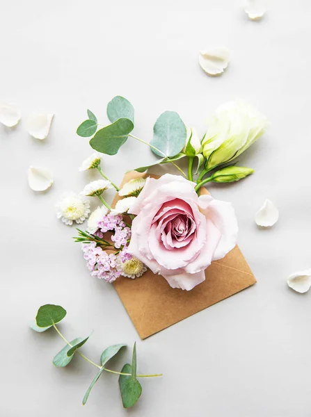 Sobre lleno de varias flores — Foto de Stock