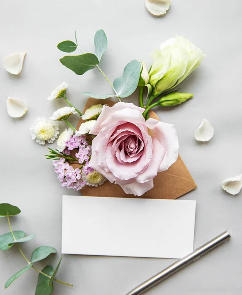 Zarf çeşitli çiçeklerle dolu