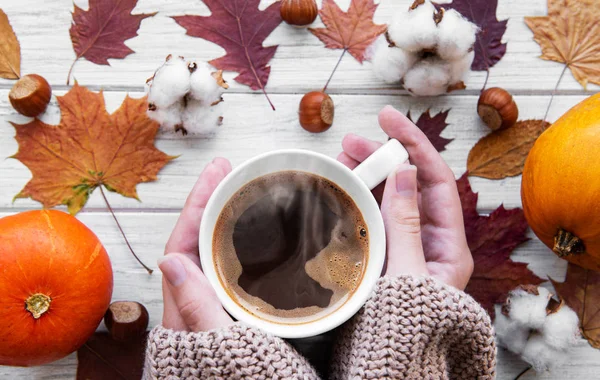 Hand hält warmen Kaffee — Stockfoto