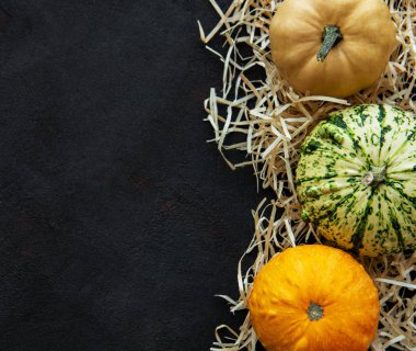 Siyah arkaplanda balkabakları