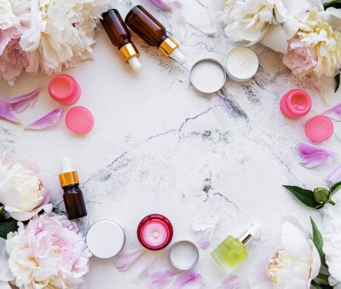 Şakayık çiçekler ve doğal kozmetik ile düz yatıyordu kompozisyon