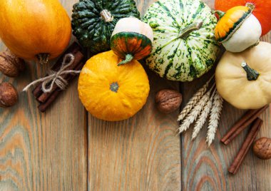 Tahta masadaki balkabakları