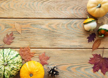 Tahta masadaki balkabakları