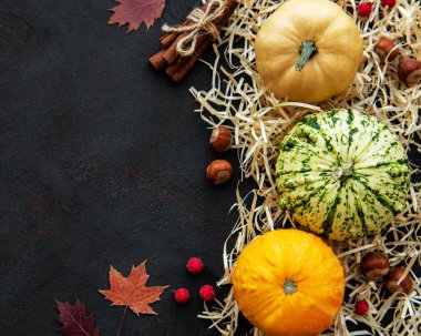 Siyah arkaplanda balkabakları