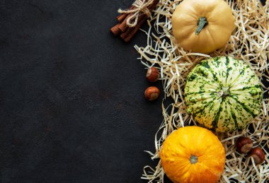 Siyah arkaplanda balkabakları