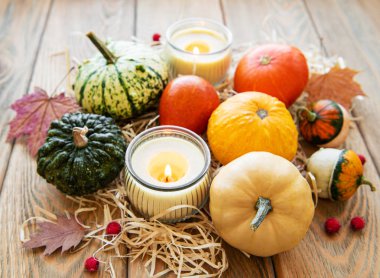 Tahta masadaki balkabakları