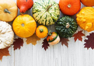 Tahta masadaki balkabakları